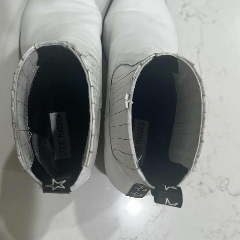 Steve Madden Rare Cowboy Style White Leather Bootie Black Heel & Star Detail Sz7 - Picture 6 of 8